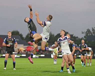 Leeds Rhinos 'tan Harry Newman, Wakefield Trinity' den Max Jowitt ile birlikte 24 Temmuz 2025 'te Wakefield, İngiltere' deki DIY Kitchens Stadyumu 'nda oynanan 20.