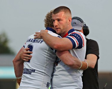 Wakefield Trinity 'den Lachlan Walmsley 24 Temmuz 2025' te Wakefield Stadyumu 'nda oynanan Betfred Süper Lig karşılaşmasında Wakefield Trinity - Leeds Rhinos maçında Wakefield Trinity' den Max Jowitt ile denemesini kutluyor.