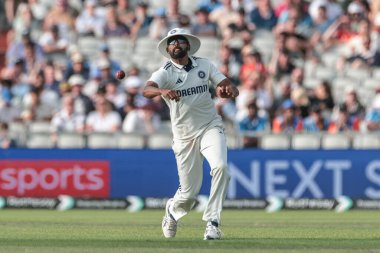 Hindistan 'dan Muhammed Siraj topu 4. Rothesay Test Maçı' nda atıyor. 2. Gün İngiltere Hindistan 'a karşı Old Trafford Cricket Ground, Manchester, Birleşik Krallık, 24 Temmuz 2025