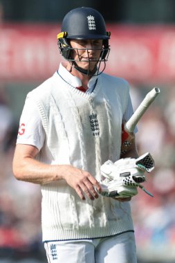 İngiltere 'den Zak Crawley, 24 Temmuz 2025' te İngiltere ile Hindistan 'ın Old Trafford Cricket Ground, Manchester, Birleşik Krallık' ta oynanan 4. Rothesay Test Maçı 'nda elendikten sonra oyun alanından ayrıldı.