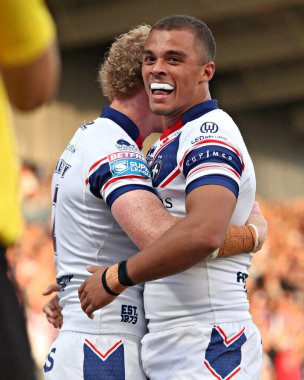 Wakefield Trinity 'den Lachlan Walmsley, 24 Temmuz 2025' te Wakefield Stadyumu 'nda oynanan Betfred Süper Lig karşılaşmasında Corey Hall of Wakefield Trinity ile denemesini kutluyor.