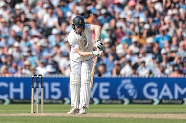 İngiltere 'den Zak Crawley, 24 Temmuz 2025' te İngiltere 'nin Hindistan' a karşı Old Trafford Cricket Ground 'da oynanan 4. Rothesay Test Maçı' nda iki koşu için topa vuruyor.