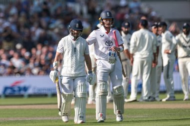 İngiltere 'den Ollie Pope, 4. Rothesay Test Maçı 2. gün Hindistan' a karşı Old Trafford Kriket Sahası 'nda oynanan 2. Gün' de oyun alanından ayrıldıktan hemen sonra İngiltere 'den Ben Duckett' in sırtını sıvazlıyor.