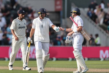 İngiltere 'den Joe Root ve Ollie Pope, 24 Temmuz 2025' te Old Trafford Cricket Ground, Manchester, Birleşik Krallık 'ta oynanan 4. Rothesay Test Maçı 2.