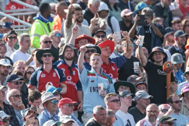 24 Temmuz 2025 'te İngiltere' nin Old Trafford Cricket Ground, Manchester, Birleşik Krallık 'ta Hindistan' a karşı oynadığı 4. Rothesay Test Maçı 'nda İngiliz Barm Army şarkı söylüyor.