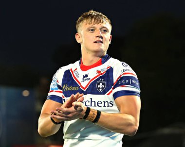 Wakefield Trinity 'den Jayden Myers 24 Temmuz 2025' te Wakefield Stadyumu 'nda oynanan Wakefield Trinity-Leeds Rhinos maçının ardından taraftarları alkışlıyor.