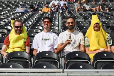Taraftarlar 4. Rothesay Deneme Maçı 'nda muz kıyafetleriyle geldiler. 3. Gün İngiltere Hindistan' a karşı Old Trafford Cricket Ground, Manchester, Birleşik Krallık, 25 Temmuz 2025