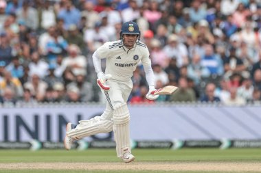 Hindistan kaptanı Shubman Gill, İngiltere 'nin 27 Temmuz 2025' te Old Trafford Cricket Ground 'da Hindistan' a karşı oynadığı 4. Rothesay Test Maçı 'nda koşuyor.