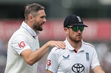 İngiltere 'den Chris Woakes, İngiltere' den Liam Dawson 'a 4. Rothesay Deneme Maçı' nda başını omzuna koyar. 4. Gün İngiltere Hindistan 'a karşı Old Trafford Cricket Ground, Manchester, Birleşik Krallık' ta, 26 Temmuz 2025