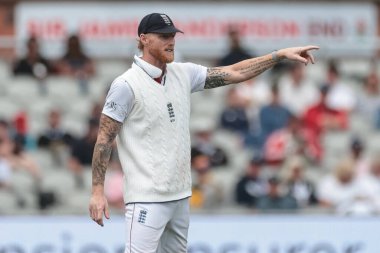 İngiltere kaptanı Ben Stokes, 27 Temmuz 2025 'te İngiltere' nin Old Trafford Cricket Ground 'da Hindistan' a karşı oynadığı 4. Rothesay Test Maçı 'nda takım arkadaşına ders veriyor.