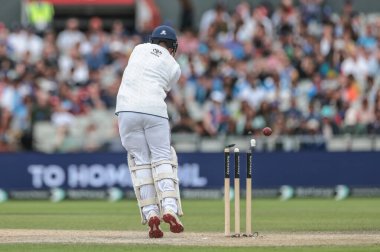 İngiltere 'den Liam Dawson Hindistan' dan Jasprit Bumrah 4. Rothesay Test Maçı 'nda Hindistan' a karşı Old Trafford Cricket Ground, Manchester, Birleşik Krallık 'ta oynanan 4.