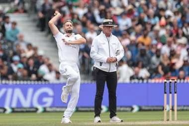 İngiltere 'den Chris Woakes topu 4. Rothesay Test Maçı' nda veriyor. 5. İngiltere Hindistan 'a karşı Eski Trafford Kriket Sahası, Manchester, Birleşik Krallık, 27 Temmuz 2025