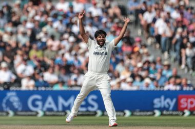 Hindistan 'dan Shardul Thakur, 4. Rothesay Test Maçı' nda topu İngiltere kaptanı Ben Stokes 'a teslim ettikten sonra tepki gösterdi. 3. Gün İngiltere Hindistan' a karşı Old Trafford Cricket Ground, Manchester, İngiltere, 25 Temmuz 2025