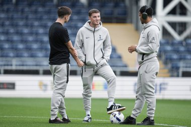 Tottenham Hotspur oyuncuları, 26 Temmuz 2025 'te İngiltere' nin başkenti Kenilworth Road 'da oynanan Luton Town-Tottenham Hotspur maçının öncesinde