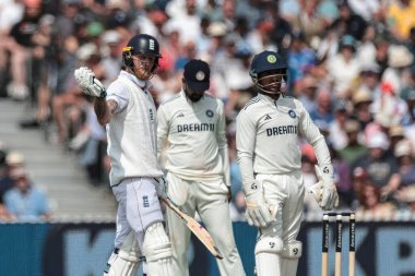 İngiltere kaptanı Ben Stokes, 4. Rothesay Test Maçı 'nda böcekleri aradan çıkarmış gibi görünürken oyunu durdurdu. 3. Gün İngiltere Hindistan' a karşı Old Trafford Cricket Ground, Manchester, İngiltere, 25 Temmuz 2025