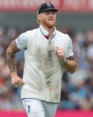 İngiltere kaptanı Ben Stokes, 4. Rothesay Test Maçı 'nda içki molası vermek üzere soyunma odasına koştu. 4. Gün İngiltere Hindistan' a karşı Old Trafford Cricket Ground, Manchester, İngiltere, 26 Temmuz 2025