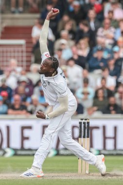 İngiltere 'den Jofra Archer topu 4. Rothesay Test Maçı' nda veriyor. 4. Gün İngiltere Hindistan 'a karşı Old Trafford Cricket Ground, Manchester, Birleşik Krallık, 26 Temmuz 2025