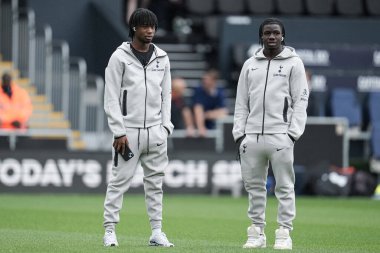 Tottenham Hotspur oyuncuları, 26 Temmuz 2025 'te İngiltere' nin başkenti Kenilworth Road 'da oynanan Luton Town-Tottenham Hotspur maçının öncesinde