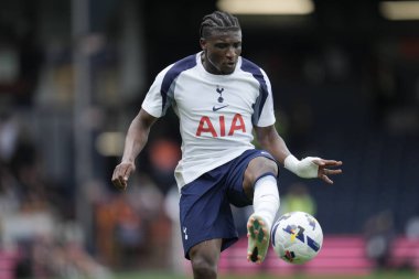 Tottenham Hotspur 'dan Mohammed Kudus, 26 Temmuz 2025' te İngiltere, Luton Road, Luton 'da Luton Town ile Tottenham Hotspur arasında oynanan sezon öncesi dostluk maçında topa vuruyor.