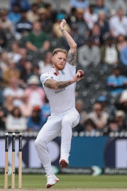 İngiltere kaptanı Ben Stokes topu 4. Rothesay Test Maçı 'nda veriyor. 5. İngiltere Hindistan' a karşı Eski Trafford Kriket Sahası, Manchester, Birleşik Krallık, 27 Temmuz 2025