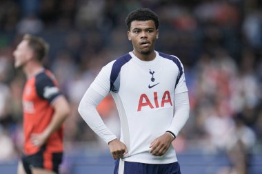 Dane Scarlett, Luton Town ile Tottenham Hotspur arasındaki sezon öncesi dostluk maçı sırasında 26 Temmuz 2025 'te Luton Road, Luton, İngiltere