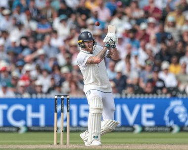 İngiltere kaptanı Ben Stokes, 4. Rothesay Test Maçı 'nda Hindistan' ın Old Trafford Cricket Ground, Manchester, İngiltere 'ye karşı 3. Gün' de Hindistan 'dan Muhammed Siraj' dan bir fedaiyi atlattı.