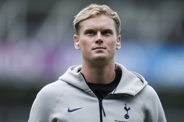 Tottenham Hotspur 'dan Antonn Kinsk, 26 Temmuz 2025' te İngiltere 'nin başkenti Luton' da oynanan Luton Town-Tottenham Hotspur maçı öncesinde 