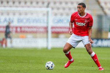 Charlton Athletic takımından Miles Leaburn 26 Temmuz 2025 'te Cambridge, Cambridge' deki Abbey Stadyumu 'nda Cambridge United ve Charlton Athletic maçında topla koşuyor.