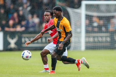 Cambridge United 'ın 26 Temmuz 2025' te Cambridge 'deki Abbey Stadyumu' nda Charlton Athletic 'e karşı oynadığı sezon öncesi dostluk maçı sırasında Cambridge United' dan Sullay Kaikai ile top mücadelesi veriyor.
