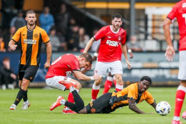 Cambridge United takımından Sullay Kaikai, 26 Temmuz 2025 'te Cambridge' deki Abbey Stadyumu 'nda oynanan Cambridge United-Charlton Atletizm karşılaşmasında Charlton Athletic takımından Greg Docherty' ye meydan okudu.