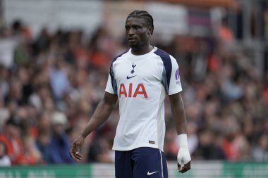 Tottenham Hotspur 'dan Mohammed Kudus, 26 Temmuz 2025' te Luton Town ile Tottenham Hotspur arasında oynanan karşılaşma sırasında İngiltere 'nin başkenti Luton' da oynanmıştır.