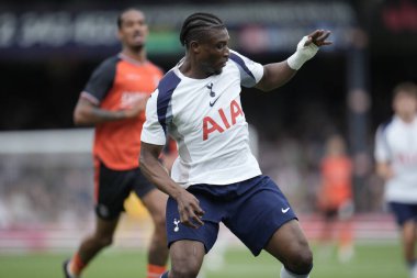 Tottenham Hotspur 'dan Mohammed Kudus, 26 Temmuz 2025' te Luton Town ile Tottenham Hotspur arasında oynanan karşılaşma sırasında İngiltere 'nin başkenti Luton' da oynanmıştır.