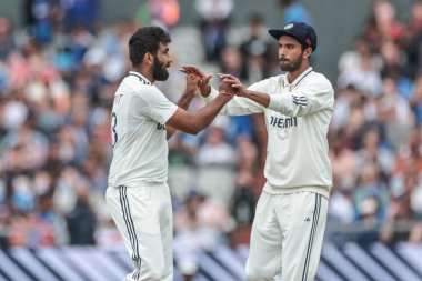 Hintli Jasprit Bumrah, 4. Rothesay Test Maçı 'nda İngiliz Liam Dawson' ın kalesini kutluyor. 4. Gün İngiltere Hindistan 'a karşı Old Trafford Cricket Ground, Manchester, İngiltere, 26 Temmuz 2025