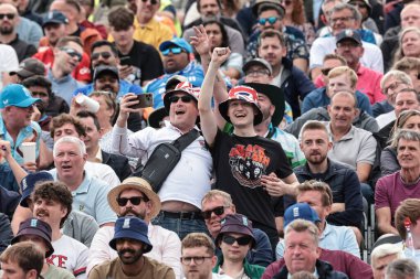 İngiltere Kaçık Ordu taraftarları 4. Rothesay Deneme Maçı 'nda oranın keyfini çıkarıyorlar. 4. Gün İngiltere Hindistan' a karşı Old Trafford Cricket Ground, Manchester, Birleşik Krallık, 26 Temmuz 2025