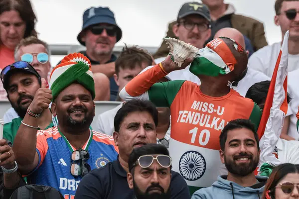 Hindistan taraftarı Bayan Tendulkar 10 ve arkadaşları 4. Rothesay Test Maçı 'nda atmosferi emiyorlar. 4. Gün İngiltere Hindistan' a karşı Old Trafford Cricket Ground, Manchester, İngiltere, 26 Temmuz 2025