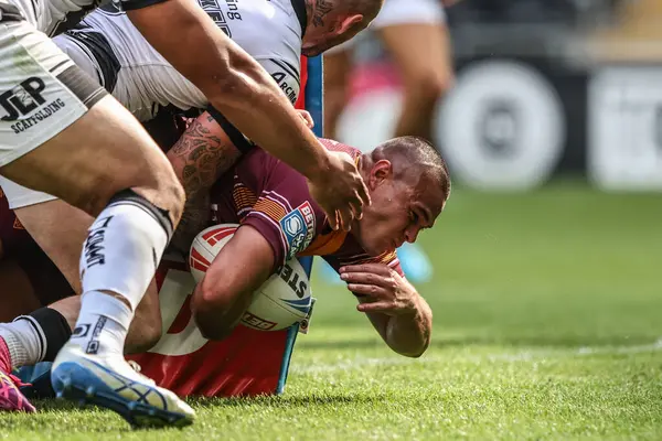 Huddersfield Giants takımından Tui Lolohea, 26 Temmuz 2025 'te MKM Stadyumu' nda oynanan Betfred 20. Lig karşılaşmasında Hull FC, Huddersfield Giants 'a karşı oynuyor.