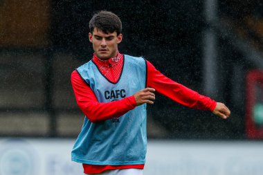 Charlton Atletizm 'den Rob Apter, Cambridge United ile Charlton Atletizm karşılaşması öncesinde 26 Temmuz 2025' te Cambridge 'deki Abbey Stadyumu' nda ısındı.