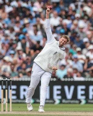 İngiltere 'den Joe Root topu 4. Rothesay Test Maçı' nda veriyor. 4. Gün İngiltere Hindistan 'a karşı Old Trafford Cricket Ground, Manchester, Birleşik Krallık, 26 Temmuz 2025