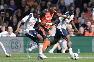 Luton Town, Tottenham Hotspur 'a karşı 26 Temmuz 2025' te Luton Road, İngiltere 'de oynanan sezon öncesi dostluk maçı sırasında