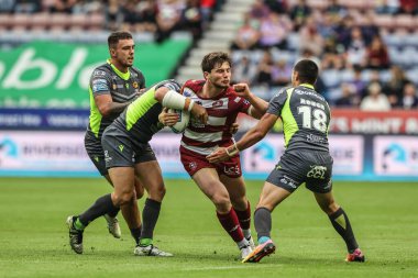 Wigan Warriors 'dan Ethan Havard, 25 Temmuz 2025' te İngiltere 'nin Wigan kentinde oynanan Betfred Süper Lig maçında Katalan Ejderhaları' ndan Benjamin Garcia ile karşılaştı.