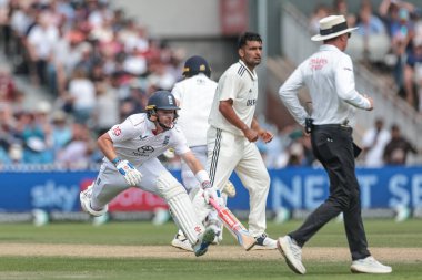 İngiltere 'den Ollie Pope, 4. Rothesay Test Maçı' nda kırışıklık için dalışa geçti. 3. Gün İngiltere Hindistan 'a karşı Old Trafford Cricket Ground, Manchester, İngiltere, 25 Temmuz 2025