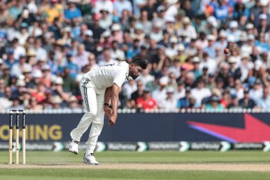 Hindistan 'dan Mohammed Siraj topu 4. Rothesay Test Maçı' nda veriyor. 3. Gün İngiltere Hindistan 'a karşı Old Trafford Cricket Ground, Manchester, Birleşik Krallık, 25 Temmuz 2025