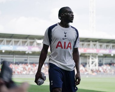 Tottenham Hotspur 'dan Mohammed Kudus, 26 Temmuz 2025' te Luton Town ile Tottenham Hotspur arasında oynanan karşılaşma sırasında İngiltere 'nin başkenti Luton' da oynanmıştır.