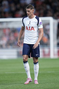 Tottenham Hotspur takımından Micky van de Ven, 26 Temmuz 2025 'te Luton Town ile Tottenham Hotspur arasında oynanan maçta