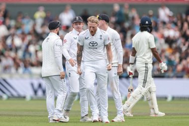 İngiltere kaptanı Ben Stokes, 27 Temmuz 2025 'te İngiltere' nin Old Trafford Cricket Ground, Manchester, İngiltere 'de oynanan 4. Rothesay Test Maçı' nda Hintli KL Rahul 'un kalesini kutluyor.