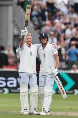 İngiltere kaptanı Ben Stokes, 4. Rothesay Test Maçı 'nda bir yüzyılı (100 koşu) kutluyor. 4. Gün İngiltere Hindistan' a karşı Old Trafford Cricket Ground, Manchester, İngiltere, 26 Temmuz 2025