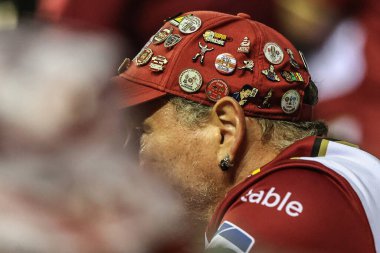 Bir Wigan Warriors taraftarı 25 Temmuz 2025 'te İngiltere' nin Wigan kentindeki Brick Community Stadyumu 'nda oynanan Wigan Warriors - Catalans Dragons maçında 20.