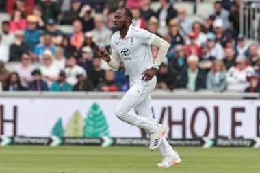 İngiltere 'den Jofra Archer topu 4. Rothesay Test Maçı' nda veriyor. 4. Gün İngiltere Hindistan 'a karşı Old Trafford Cricket Ground, Manchester, Birleşik Krallık, 26 Temmuz 2025