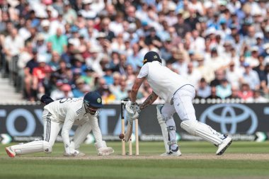 İngiltere 'den Brydon Carse, 4. Rothesay Test Maçı' nda İngiltere 'nin Hindistan' a karşı Manchester, Manchester 'daki Old Trafford Cricket Ground' da oynadığı 4.