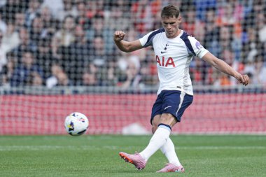 Tottenham Hotspur takımından Micky van de Ven, 26 Temmuz 2025 'te İngiltere' nin başkenti Luton Road 'da oynanan Luton Town-Tottenham Hotspur maçında forvet oynuyor.